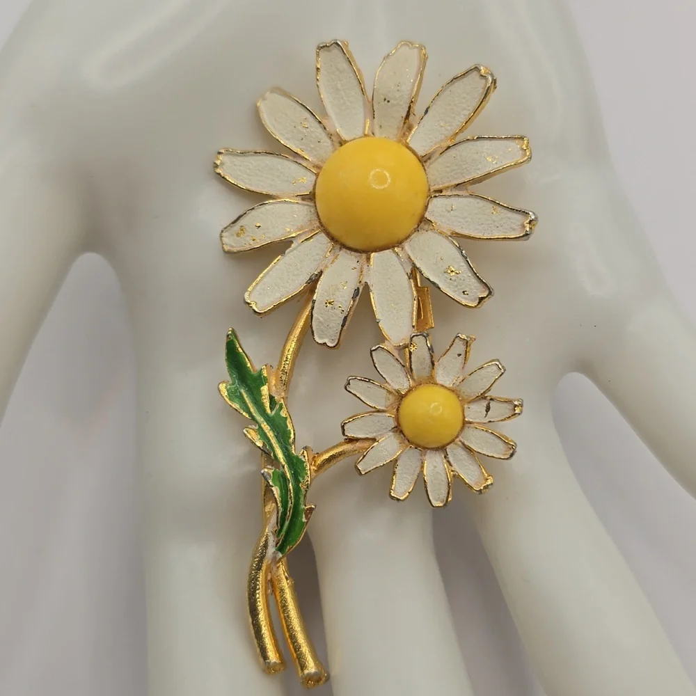Vintage Weiss Double Daisy Enamel Brooch